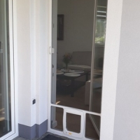 Moskitiery Kraków - moskitiery drzwiowe z przejściem dla kota